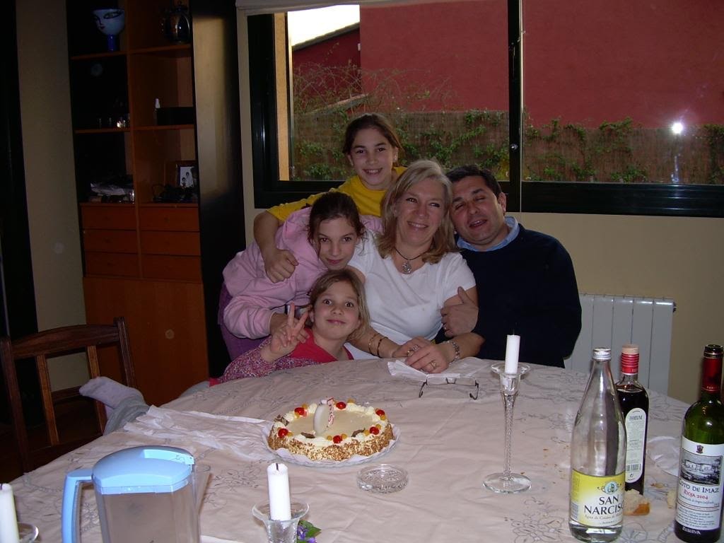 Alexandra´s family sitting at a table smiling to the camera